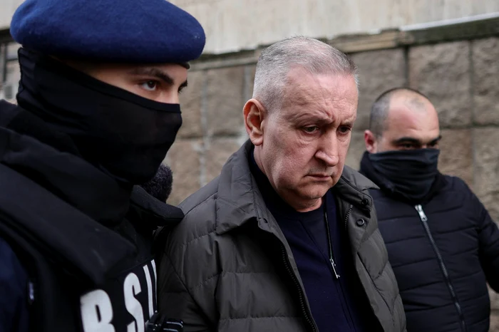 ---------Interceptri-n-dosarul-directorului-ARR-care-ascundea-500000-de-euro-n-cutiile-de-pantofi-Cum-numra-banii-n-oapt-1-2-3-8-9-Ai-s-mi-bag