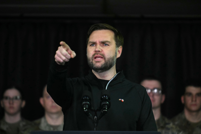 ---------JD-Vance-i-pregtete-candidatura-la-prezidenialele-din-2028-A-scris-o-carte-despre-convertirea-la-catolicism