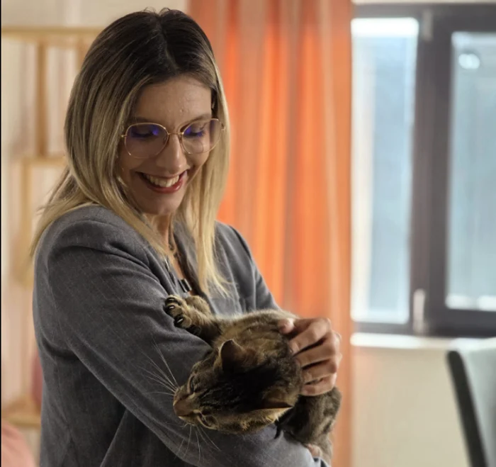 ---------Ministerul-Mediului-adopt-o-pisic-salvat-dintr-un-caz-grav-de-abuz-Ne-dorim-ca-acest-exemplu-s-ajung-ct-mai-departe