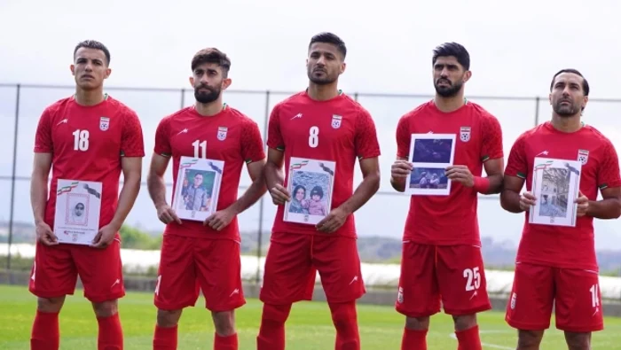 ---------Naionala-Iranului-a-intrat-pe-teren-cu-fotografii-ale-copiilor-ucii-Infantino-a-dat-asigurri-c-selecionata-rii-islamice-va-fi-la-Mondiale