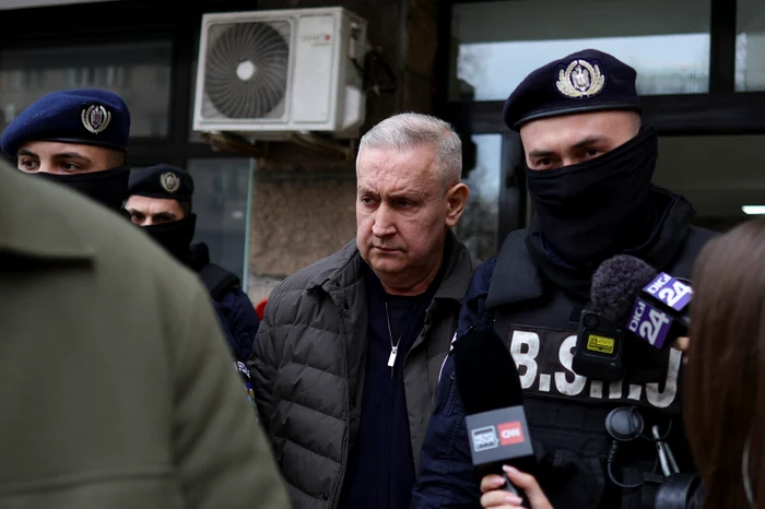 ---------Procurorii-DNA-cer-arestarea-preventiv-a-directorului-ARR-Cristian-Anton-La-percheziii-s-au-gsit-cutii-cu-500000-de-euro