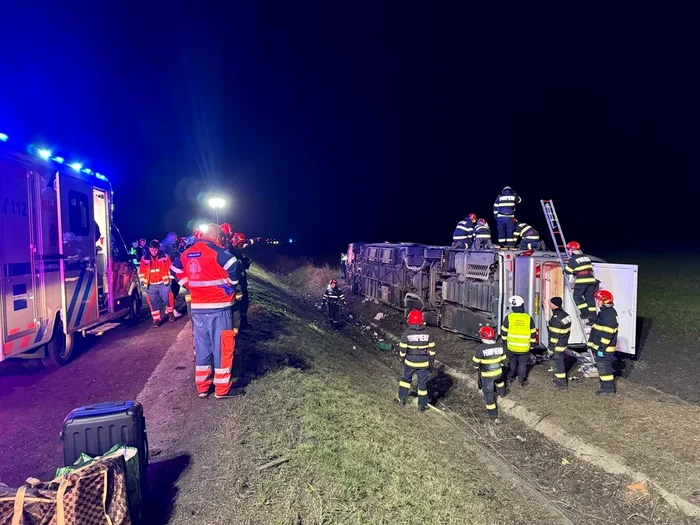 ---------Un-autocar-cu-44-de-pasageri-s-a-rsturnat-la-grania-judeelor-Galai-i-Vaslui-Un-mort-i-14-rnii