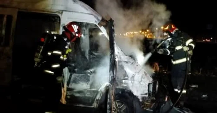 ---------Un-microbuz-a-luat-foc-pe-centura-Aradului-Dou-persoane-au-suferit-arsuri