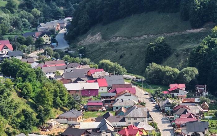 ---------Un-sat-din-Romnia-primete-6-milioane-de-euro-pentru-un-pod-pietonal-suspendat-la-200-de-metri-nlime