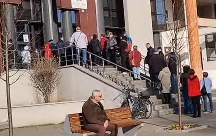 Video----------Coad-uria-la-plata-taxelor-i-impozitelor-n-Alba-Iulia-Oameni-au-ateptat-ore-ntregi-la-rnd-pentru-a-prinde-reducerea-de-10