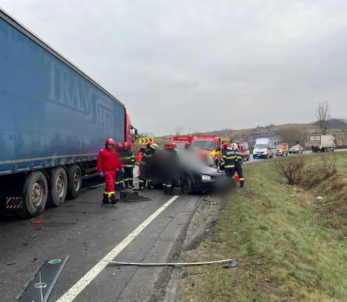 Video----------Cum-s-a-produs-accidentul-n-care-cinci-persoane-au-murit-n-drum-spre-munc-maina-a-intrat-pe-contrasens-i-a-fost-strivit-de-un-mastodont-n-Cluj