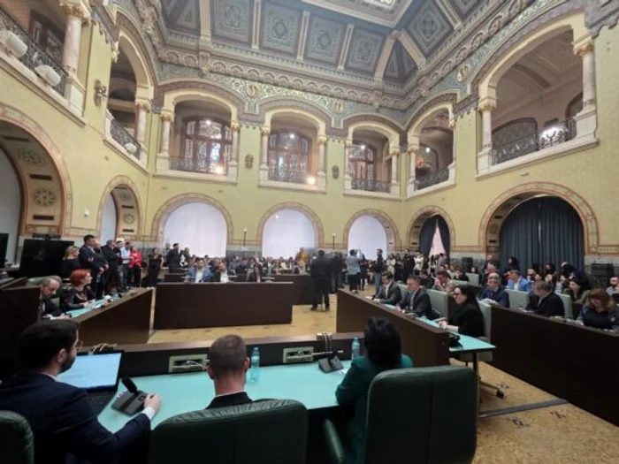 Video----------Dezbatere-cu-scntei-la-Craiova-pe-subiectul-interzicerii-pcnelelor-Promisiunea-fcut--de-Olgua-Vasilescu