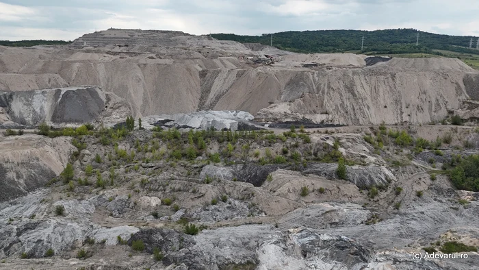 Video----------Halda-de-zgur-de-la-Hunedoara-muntele-de-fier-ascuns-lng-marele-combinat-siderurgic