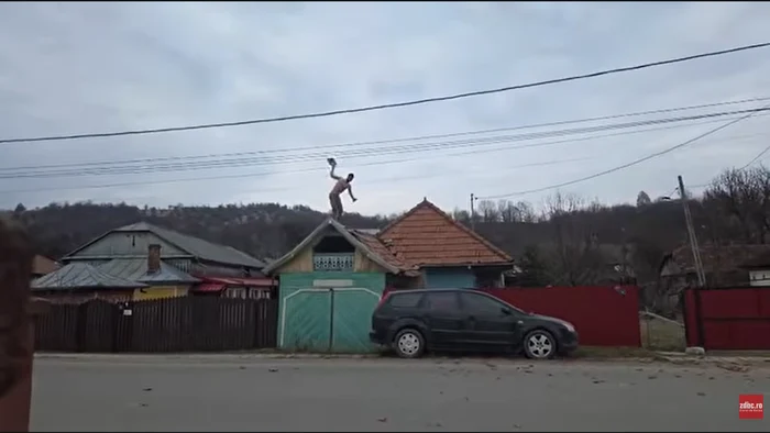 Video----------Intervenie-neobinuit-n-Bacu-Un-tnr-urcat-pe-un-acoperi-a-aruncat-cu-igle-n-poliiti-i-a-cerut-o-melodie-ca-s-coboare