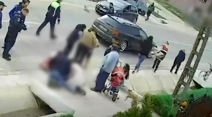Video----------Un-copil-de-4-ani-care-a-fugit-de-lng-mama-lui-a-fost-izbit-de-o-main-Micuul-resuscitat-pe-marginea-drumului-de-o-student-i-un-poliist