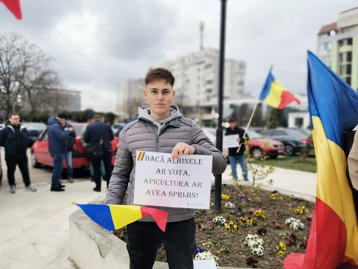 ---------ntre-lupte-i-stupin-Povestea-lui-Eduard-tnrul-de-18-ani-din-Slatina-care-a-transformat-apicultura-n-pasiune-de-via