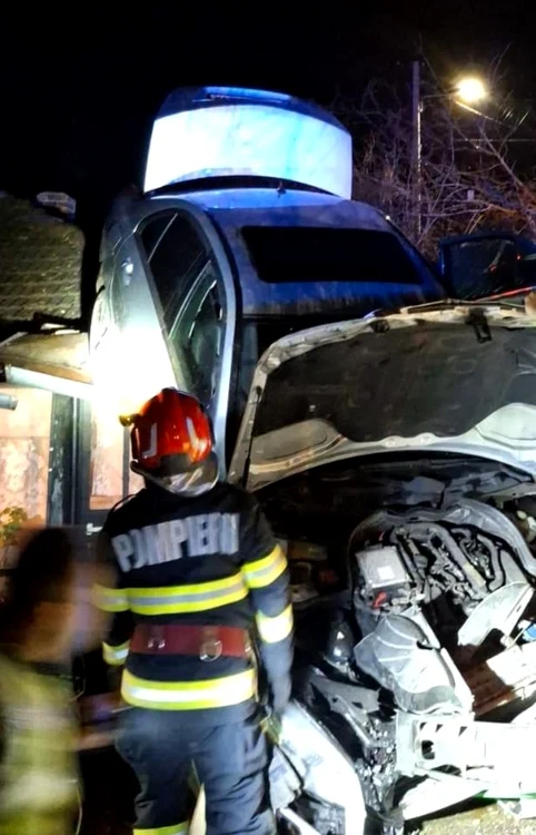 ---------Accident-crncen-n-Prahova-un-autoturism-a-ajuns-pe-acoperiul-unei-case