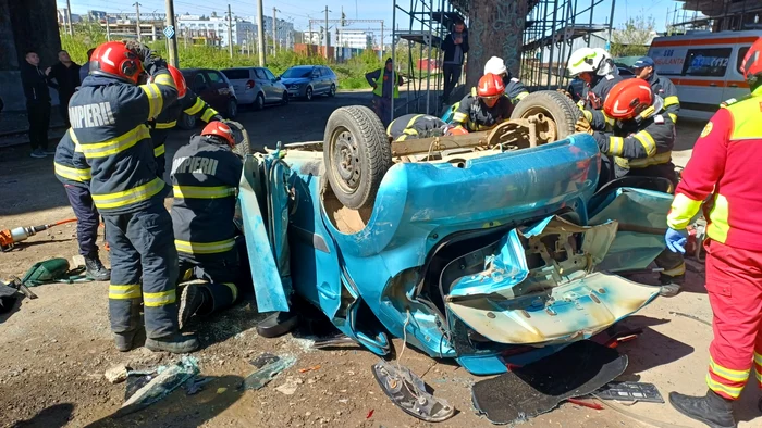 ---------Accident-mortal-n-Iai-o-oferi-s-a-rsturnat-cu-maina-de-pe-o-pasarel-dup-ce-s-a-ciocnit-de-un-camion