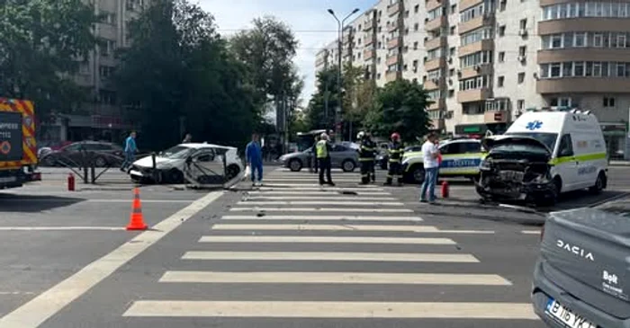 ---------Ambulan-n-misiune-lovit-violent-de-un-autoturism-n-Capital-O-persoan-este-rnit