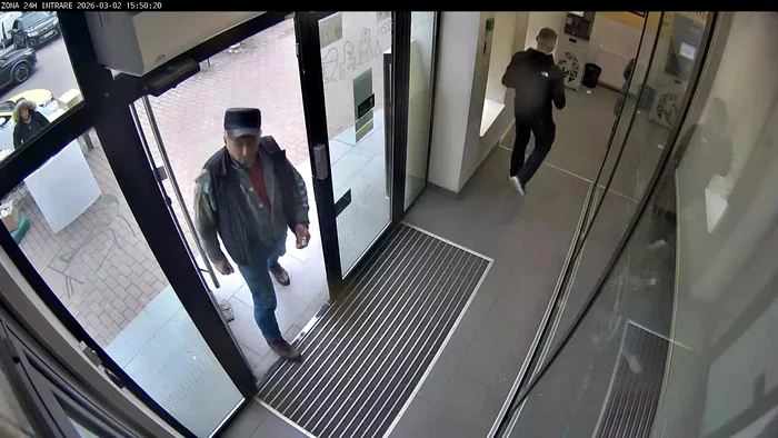 Foto----------Bani-retrai-fraudulos-de-la-un-bancomat-din-Piatra-Neam-Poliia-caut-suspectul-i-cere-ajutorul-cetenilor