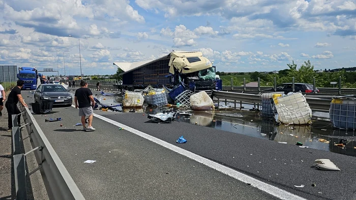 ---------Imagini-de-la-coliziunea-dintre-dou-tiruri-pe-autostrada-A1-ncrctura-unui-autotren-s-a-mprtiat-pe-osea-iar-circulaia-este-deviat
