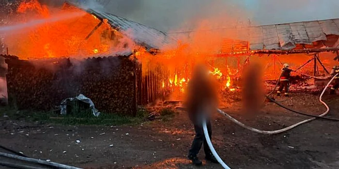 ---------Incendiu-de-proporii-la-dou-adposturi-de-animale-din-Suceava