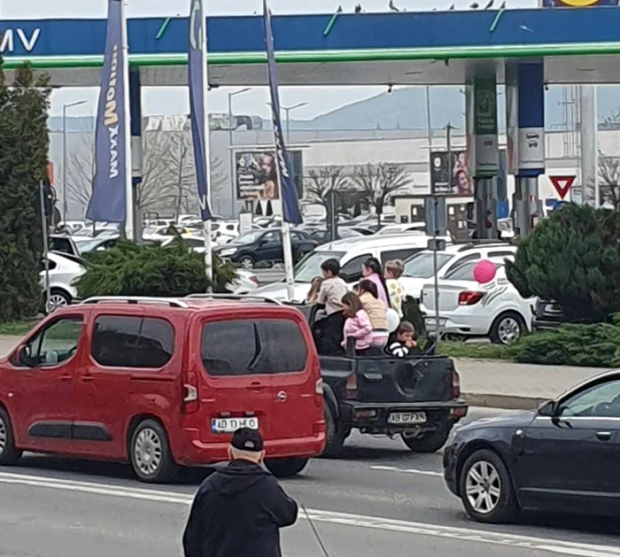 ---------Incontien-n-trafic-copii-transportai-n-bena-unei-maini-pe-un-drum-intens-circulat-Ce-msuri-au-fost-luate-mpotriva-oferului