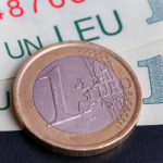 ---------Moneda-naional-recupereaz-teren-n-faa-euro-i-coboar-la-pragul-de-52661-lei