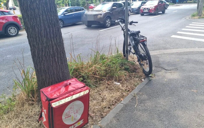 ---------O-femeie-livrator-din-Ucraina-a-ajuns-n-spital-dup-ce-a-fost-mpins-de-pe-biciclet-de-un-individ-Poliia-l-caut-pe-agresor