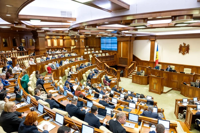 ---------Scandal-uria-la-Chiinu-limba-rus-restricionat-n-Parlament-Opoziia-a-ieit-din-sal-n-semn-de-protest-Ne-nchid-gura