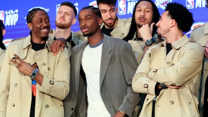 ---------Shai-Gilgeous-Alexander-i-a-mbrcat-colegii-de-la-Oklahoma-City-Thunder-dup-ce-a-fost-ales-MVP
