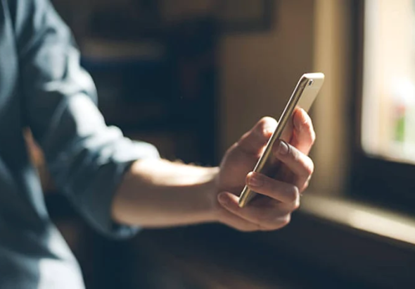 ---------Telefonul-mobil-a-devenit-o-surs-de-stres-pentru-muli-romni-Bateria-descrcat-i-teama-de-pierdere-a-datelor-printre-principalele-motive
