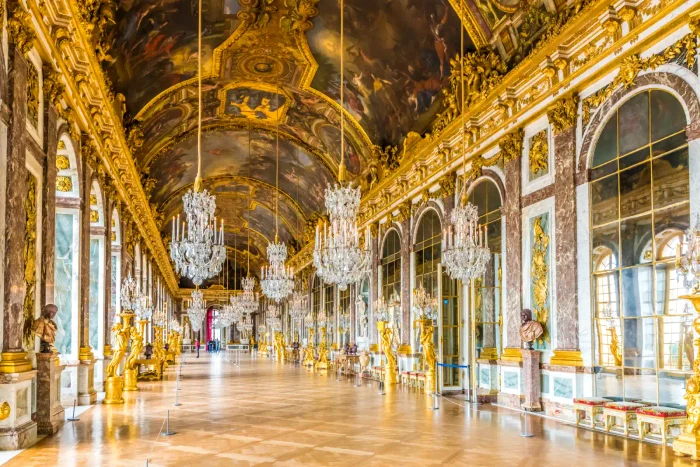 ---------Top-8-cele-mai-spectaculoase-palate-din-Europa-De-la-luxul-orbitor-de-la-Versailles-la-castelul-de-basm-care-a-inspirat-Disney
