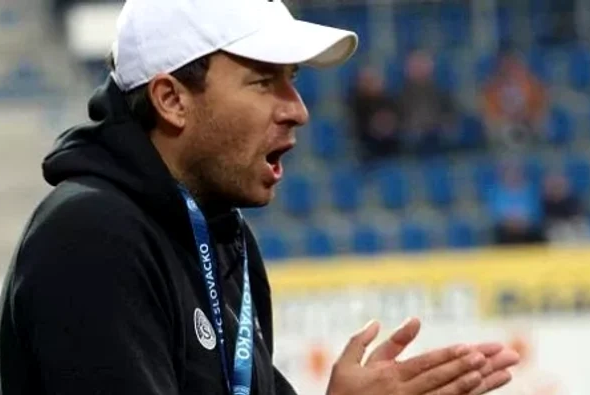 ---------UEFA-a-tiat-n-carne-vie-antrenorul-de-fotbal-care-i-a-filmat-juctoarele-la-du-a-fost-suspendat-pe-via