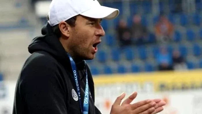 ---------UEFA-a-tiat-n-carne-vie-antrenorul-de-fotbal-care-i-a-filmat-juctoarele-la-du-a-fost-suspendat-pe-via