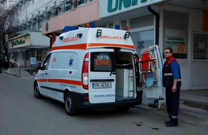 ---------Un-copil-de-7-ani-a-czut-de-la-etajul-doi-al-unui-bloc-din-Focani