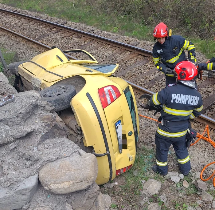 Video----------Accident-grav-pe-DN7-n-Vlcea-un-autoturism-a-fost-proiectat-lng-calea-ferat-Patru-victime-dou-resuscitate-la-faa-locului