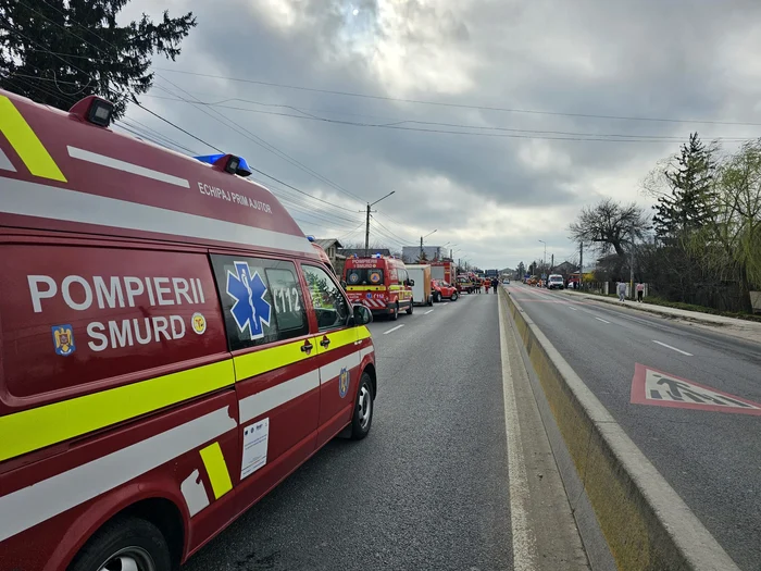 Video----------Coliziune-puternic-ntre-un-microbuz-colar-i-un-autocamion-n-Dmbovia--4-copii-i-un-adult-sunt-transportai-la-spital