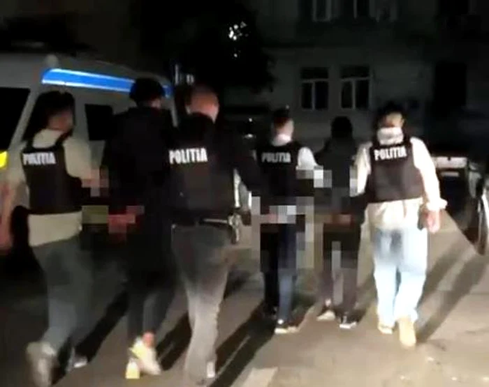 Video----------Doi-adolesceni-din-Craiova-reinui-dup-ce-i-au-pus-cuitul-la-gt-unui-taximetrist-i-l-au-tlhrit