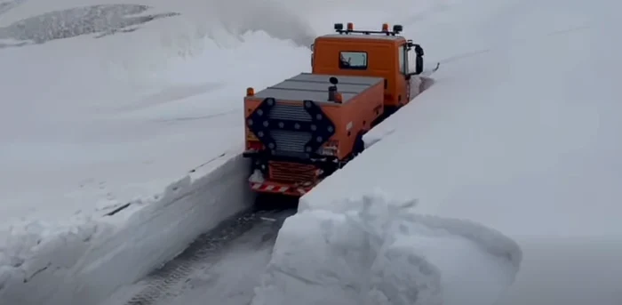 Video----------Iarn-n-toat-regula-pe-Transalpina-Circulaia-este-nchis-pe-sectorul-Rnca---Obaria-Lotrului-din-cauza-troienelor