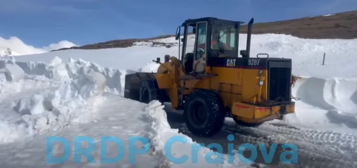 Video----------Imagini-spectaculoase-de-pe-Transalpina-n-plin-primvar-drumul-este-nc-acoperit-de-un-strat-generos-de-zpad