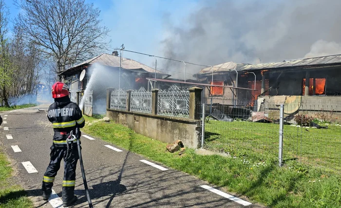 Video----------Incendiu-devastator-ntr-o-localitate-de-munte-din-Vrancea-32-de-case-au-ars-peste-300-de-persoane-evacuate