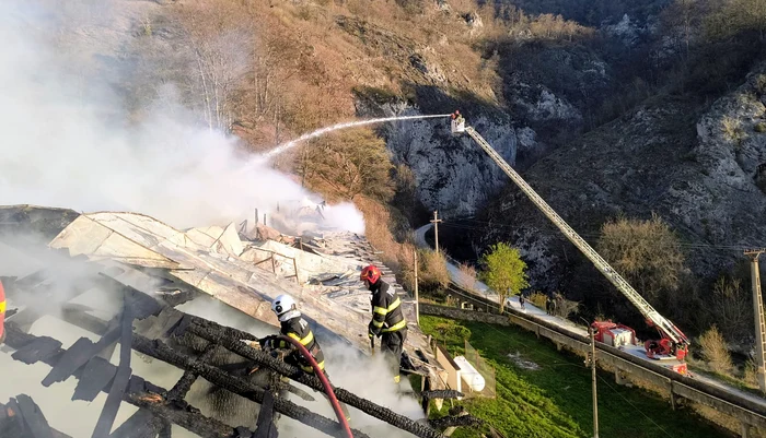 Video-----------Incendiu-puternic-la-Mnstirea-Bistria-din-Vlcea-n-noaptea-nvierii-O-persoan-a-murit-Pompierii-din-trei-judee-au-stins-flcrile-