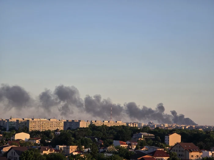 Video----------Incendiu-violent-n-Bragadiru-nor-uria-de-fum-i-mesaj-RO-Alert-Trei-persoane-au-fost-rnite-printre-care-doi-pompieri