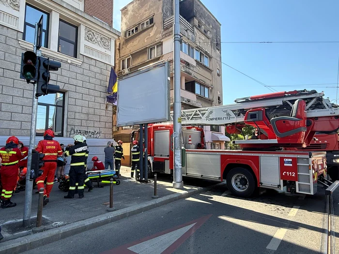 Video----------Incendiu-violent-ntr-un-bloc-din-Bucureti-Trei-victime-transportate-de-urgen-la-spital-inclusiv-o-femeie-cu-arsuri