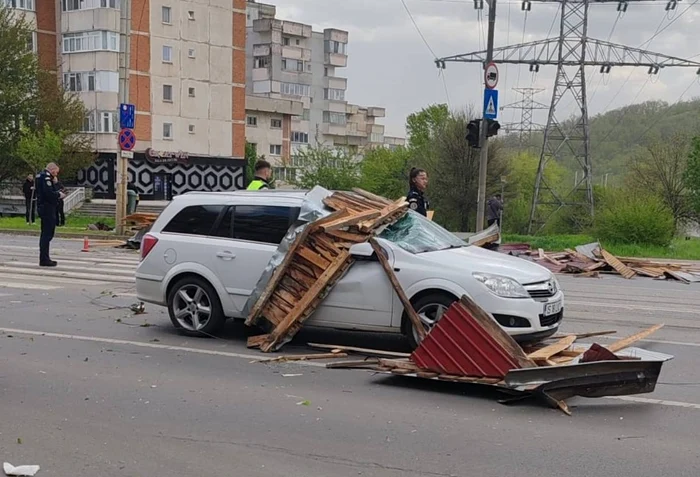 Video----------LIVE-TEXT-Furtun-violent-n-Moldova-Acoperiuri-smulse-de-vnt-la-Iai-circulaie-ntrerupt-n-Botoani-Un-brbat-din-Hui-a-murit-