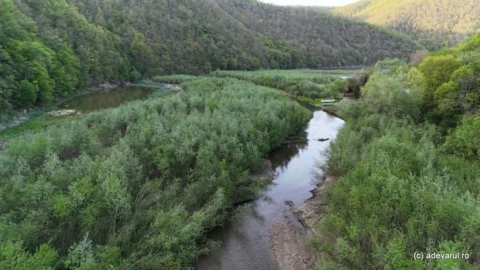 Video----------Lacul-Cinci-de-nerecunoscut-dup-epoca-vacanelor-de-1-Mai-De-la-sutele-de-corturi-la-jungl-insule-i-locuri-interzise