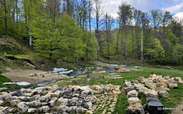 Video----------Sarmizegetusa-Regia-transformat-ntr-un-antier-uria-Marele-templu-dacic-de-andezit-este-refcut-din-temelii