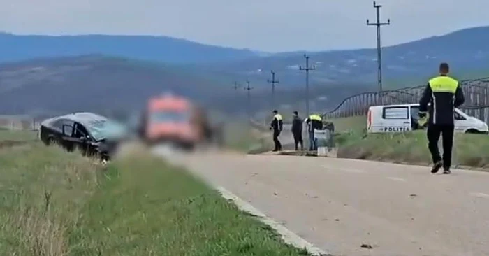 Video----------Un-cunoscut-lutar-din-Vaslui-a-murit-dup-ce-a-intrat-cu-maina-ntr-un-cap-de-pod-Fiica-sa-este-n-stare-grav-la-spital