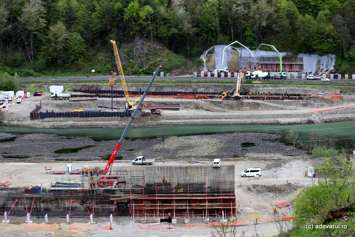 Video----------antierul-celui-mai-lung-tronson-al-Autostrzii-Sibiu---Piteti-cum-se-lucreaz-la-primul-ecoduct-i-la-Tunelul-Poiana