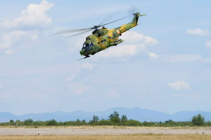 Elicopter IAR-330 al Forțelor Aeriene, aterizare de urgență lângă Reșița după o defecțiune tehnică