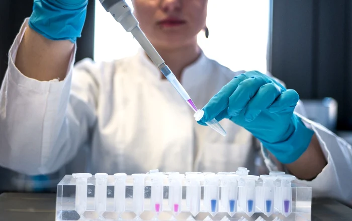 Oxford dezvoltă un vaccin experimental împotriva tulpinii Bundibugyo de Ebola, posibil test clinic în câteva luni
