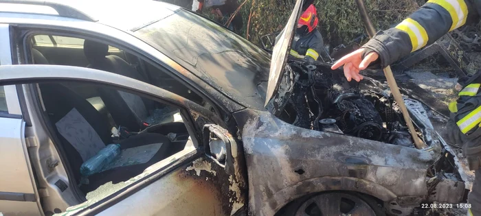Doi tineri din Focșani au murit carbonizați după ce mașina în care se aflau a lovit un cap de pod în Vrancea