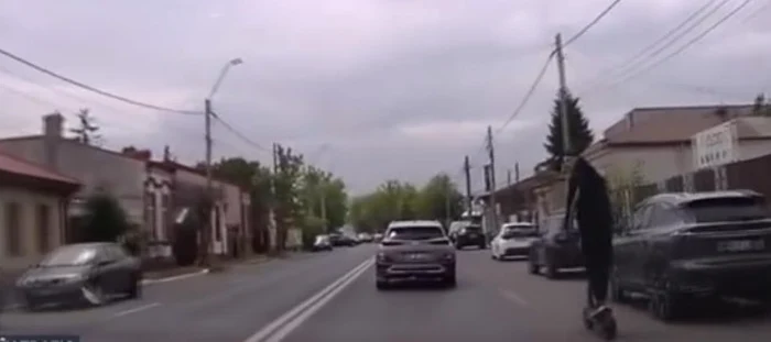 Poliția din Brăila caută un tânăr filmat făcând slalom cu trotinetă electrică printre maşini