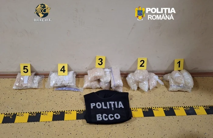 Captură la Brăila: aproape 10 kg de „cristal” aduse din Germania prin curierat, membri ai aceleiași familii reținuți